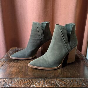 VINCE CAMUTO Suede Ankle Booties 9.5 | Pointed Toe Block Heel | Olive Detailing